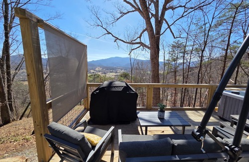 Waynesville Ski Chalet | The Deer Haven Tiny Home Near Asheville & Waynesville w/Hot Tub & Mtn Views