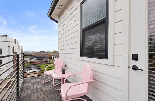 East Nashville House | The Dolly House ♔Vintage Dolly♔Nashville♫Mins To BROADWAY!★9 Beds♥Sleeps 12♥