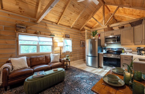 Akin Cabin | "The Fieldhouse" Luxury Tiny House close to Oasis sports complex!