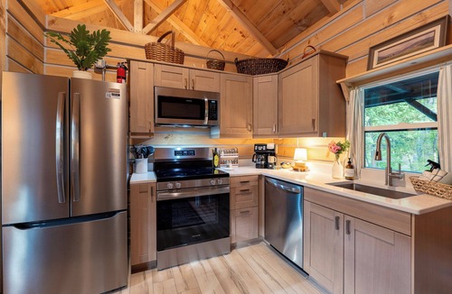 Akin Cabin | "The Fieldhouse" Luxury Tiny House close to Oasis sports complex!