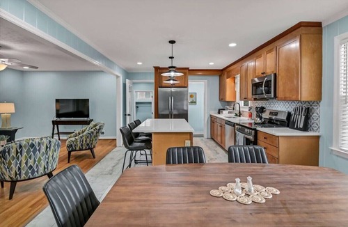 Cayce House | The Garden House | Sleeps 11 | Near USC