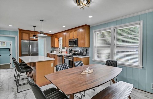 Cayce House | The Garden House | Sleeps 11 | Near USC