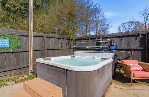 Cramerton House | The GOAT - Pool, Hot Tub, Gym, Sauna & Gameroom