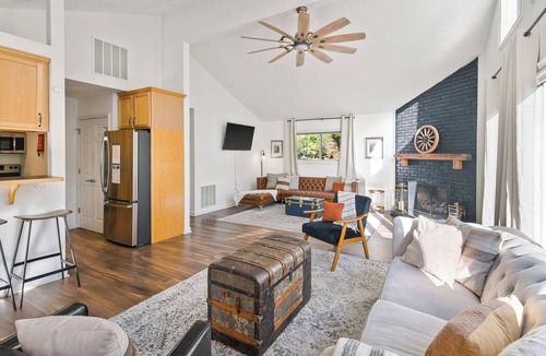 Mount Jackson Cabin | The Hideaway l EV l Hot Tub l Fire Pit l Game Room l .5 miles to Bryce Resort