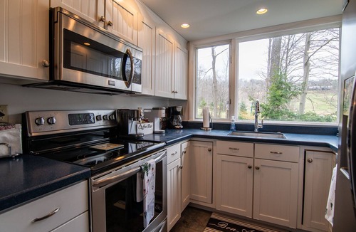 Hidden Valley House | The Homestead ski in ski out lake views sleeps 15