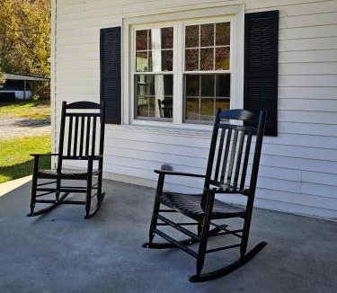 Red Boiling Springs House | The Hudson House, Country Colonial Retreat