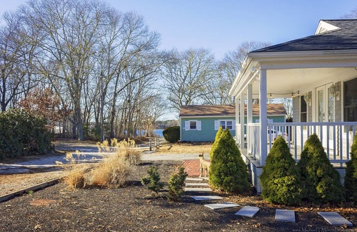 Monomoscoy Island Cottage | ★The Islander | Steps From Water, Fire Pit, AC★