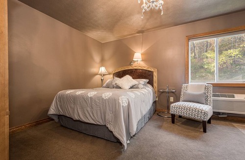 Chalk Hill Hotel | The Jumonville | Jacuzzi Tub Historic Inn Room