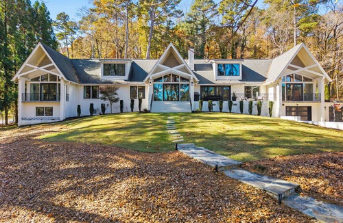 Atlanta House | The LakeHouse - Atlanta: Luxury Lakeside Escape