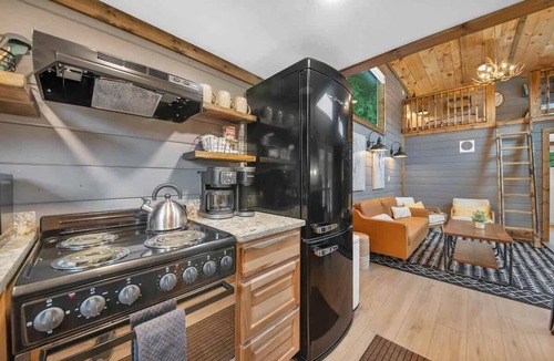 Lookout Valley Neighborhood Association Cabin | The Lavender Loft Family Cabin