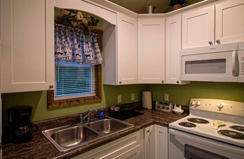 Robbinsville Cabin | The Lil House with Balcony
