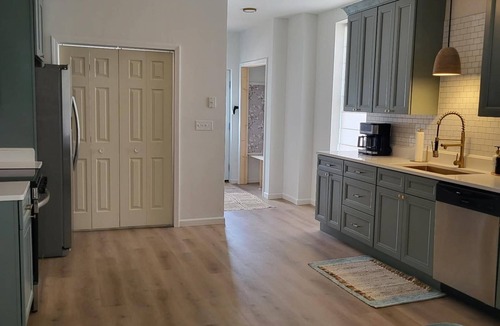 Henderson Apartment | The Mint Julep! Upstairs 3BD 2BA Next to Brewery