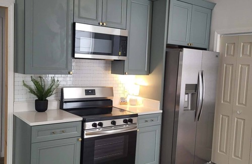 Henderson Apartment | The Mint Julep! Upstairs 3BD 2BA Next to Brewery