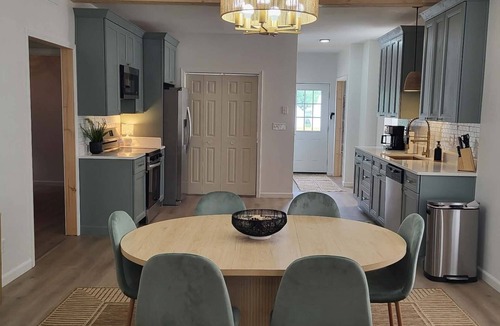 Henderson Apartment | The Mint Julep! Upstairs 3BD 2BA Next to Brewery