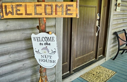 West Jefferson Cabin | The Nut House-Nice 3 BR Log Cabin, Wi-Fi, AC, Wooded, Pets OK with FEE