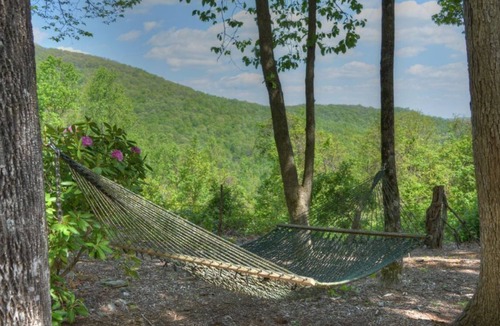 West Jefferson Cabin | The Nut House-Nice 3 BR Log Cabin, Wi-Fi, AC, Wooded, Pets OK with FEE