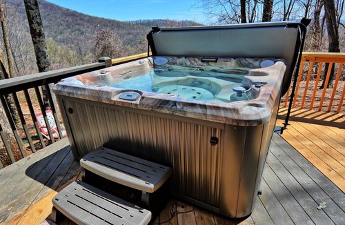 West Jefferson Cabin | The Nut House-Nice 3 BR Log Cabin, Wi-Fi, AC, Wooded, Pets OK with FEE