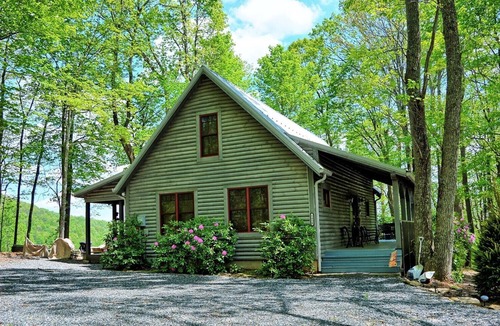 West Jefferson Cabin | The Nut House-Nice 3 BR Log Cabin, Wi-Fi, AC, Wooded, Pets OK with FEE