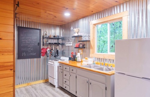 Wellington Cabin | The Retreat | Couples Cabin w/Hot Tub
