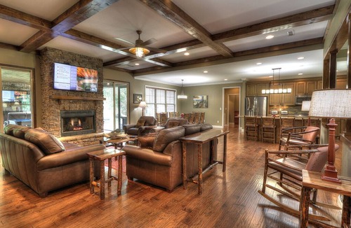Pittman Center Cabin | The River Lodge: Breathtaking Lodge Surrounded by Picturesque Natural Beauty