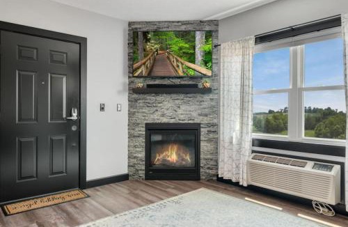Berlin Apartment | The Serenity Suite with Hot Tub- Main Street Lodge in Berlin