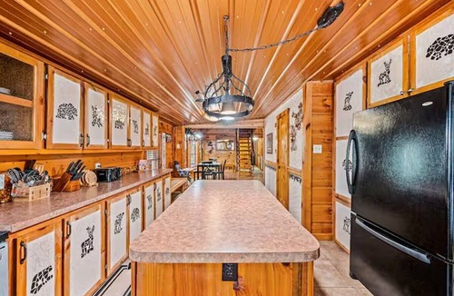 Townsend Cabin | The Skinner’s Cabin: Hot Tub, Fireplace & Grill!