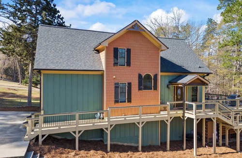 Gumlog House | The Skyline Way Lake House w/Hot Tub & Dock!