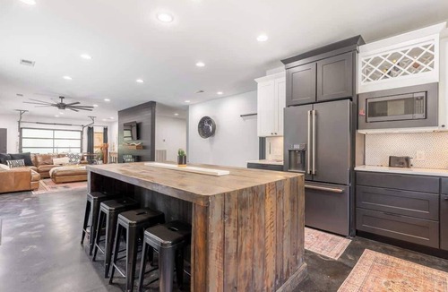 Pleasant View House | The Southern Oasis - Country Escape with Pool