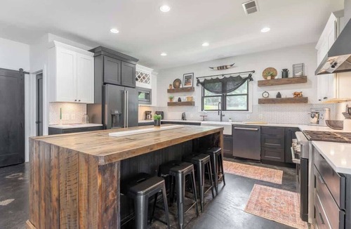 Pleasant View House | The Southern Oasis - Country Escape with Pool
