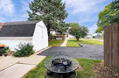 Wilmington House | The Spacious Oasis-Hot Tub-Private Suite-Sleeps 11