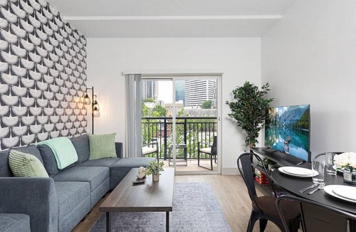 Charlotte Center City Apartment | The Tar Heel | Free Parking, Stunning Views, 2Mins to Stadium, Fast WiFi