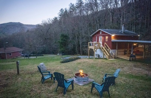 Sylva Apartment | The Woodlen: Mountain Studio with Hot Tub, Views, Fire Pit, & Ping Pong Table
