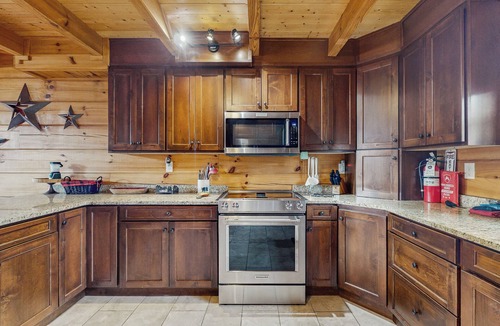 Chalet Village North Cabin | Theater + Arcade! 'Tri-Star Lodge' in Gatlinburg