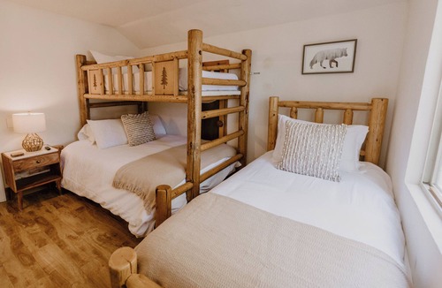 Big Bear City Cabin | This Cabin is rustic, located minutes to slopes & village