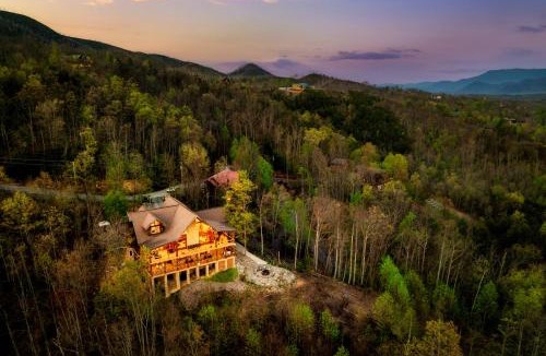Pittman Center Ski Chalet | Timberwolf - Luxe 5 Star Retreat- August Deal-Game Rm-PS5-FirePit-Hot Tub