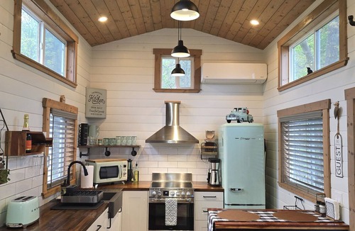 Baker Cabin | Tiny Escape w/dry sauna & mountain views