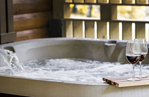 Jamestown Cabin | Tiny Home Escape: Hot Tub, Private Deck & Outdoor TV