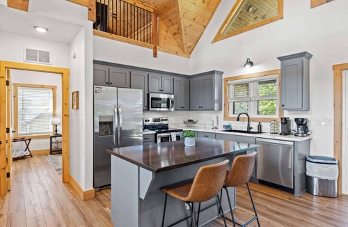 Rogers Cabin | Toasted Marshmellow - Natural Bridge, Hot Tub, New