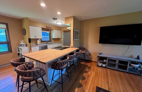 Kenwood House | Toledo Blue House-Spacious 5 bedroom, 2 living rooms & large outside area.