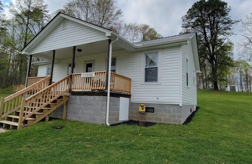Victor House | Totally Remodeled 1930's House w/Firepit & Deck close to Outdoor Adventures.
