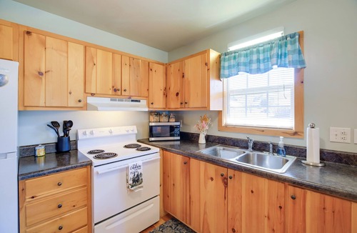Damascus Cabin | Trail Town USA! 2BD Cabin on Laurel Creek w/Deck