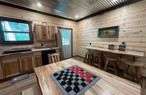 Red Jacket Cabin | Trailside Rodeo Lodge #G |4BR| Sleeps 12 | Hot Tub