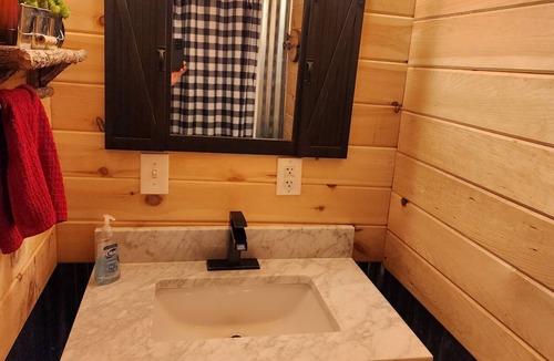 Saint Helens Cabin | Tranquil 1-bedroom cabin with AC in charming Zoe