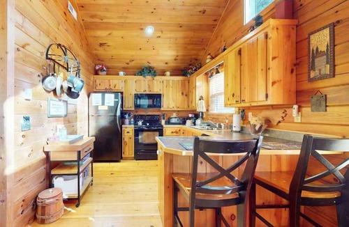 Murphy House | Tranquil 2BR Cabin Retreat with Wifi, Full Kitchen and Pet Friendly
