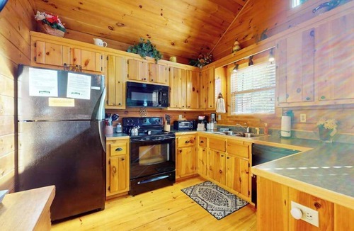 Murphy House | Tranquil 2BR Cabin Retreat with Wifi, Full Kitchen and Pet Friendly