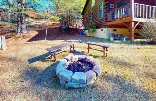 Murphy House | Tranquil 2BR Cabin Retreat with Wifi, Full Kitchen and Pet Friendly