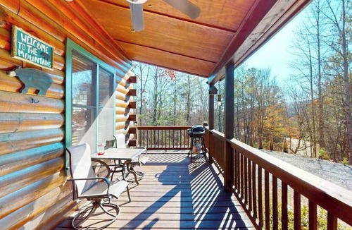 Murphy House | Tranquil 2BR Cabin Retreat with Wifi, Full Kitchen and Pet Friendly