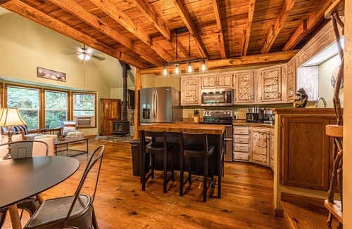 Bryson City Cabin | Tranquil Cabin by the Creek - Digital Detox