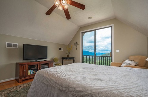 Piney Mountain Cabin | Tranquility Cabin with Mountain Views Pet Friendly