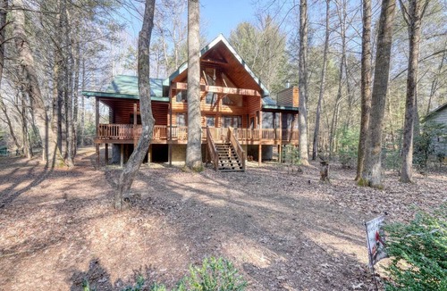 Suches House | Tranquility on the Toccoa River - Dog-friendly, 4BR cabin w/hot tub in Suches!